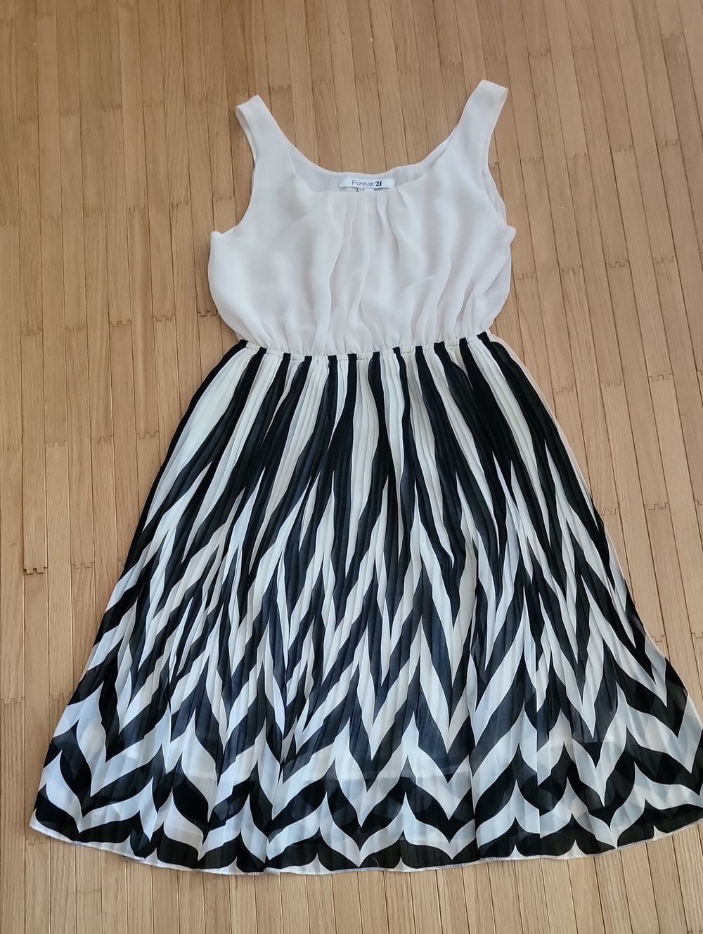 Forever 21 Black & White Chevron Pleated Midi Dress
